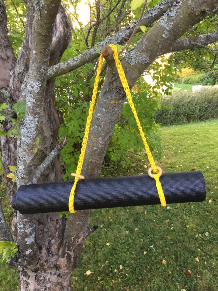 Gult band i makramé till yogamatta