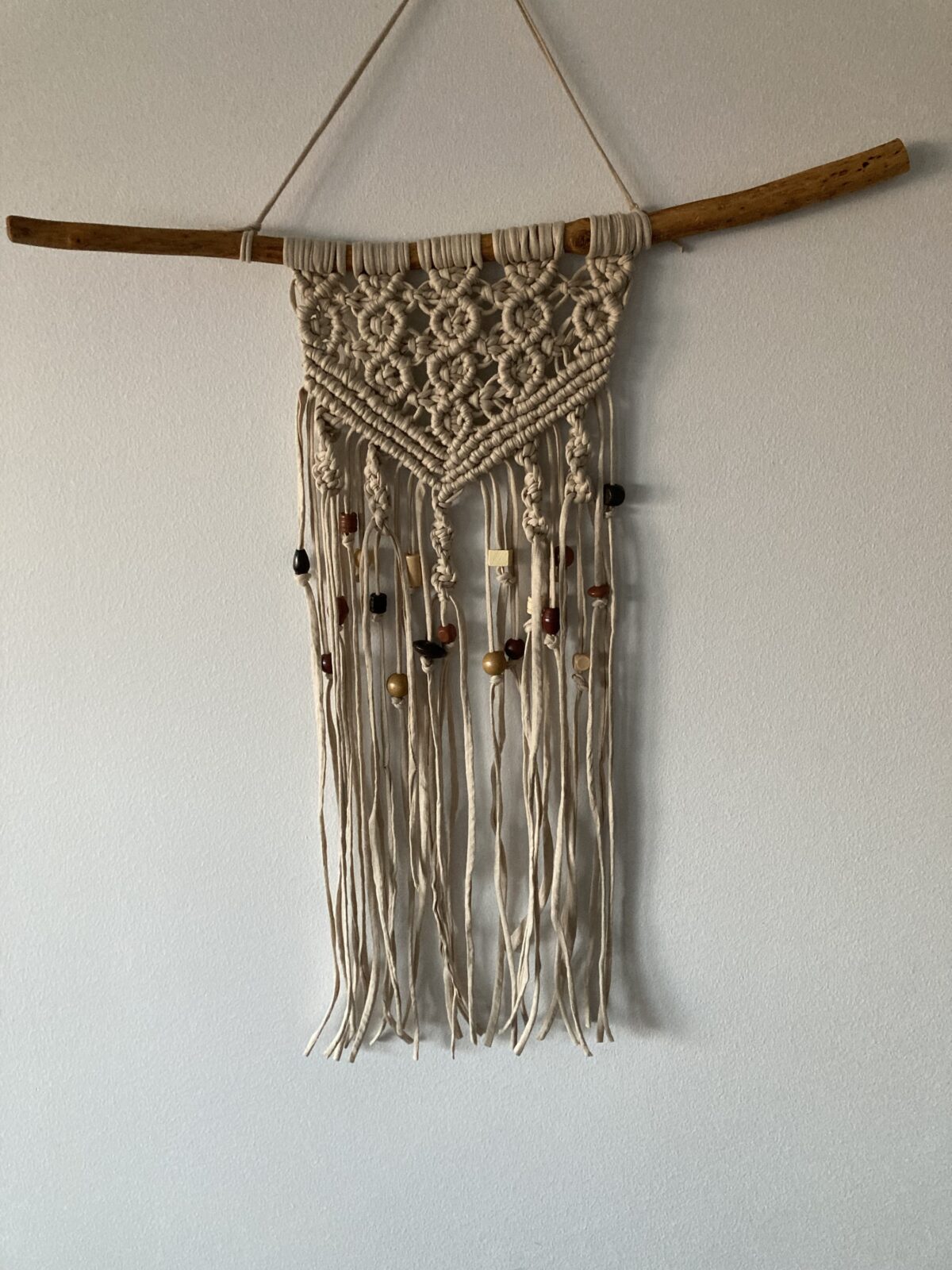 Ljust beige väggdekoration med träpärlor - Bild 3