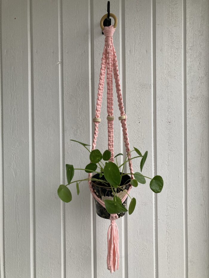 Korallrosa ampel med träpärlor - 90 cm