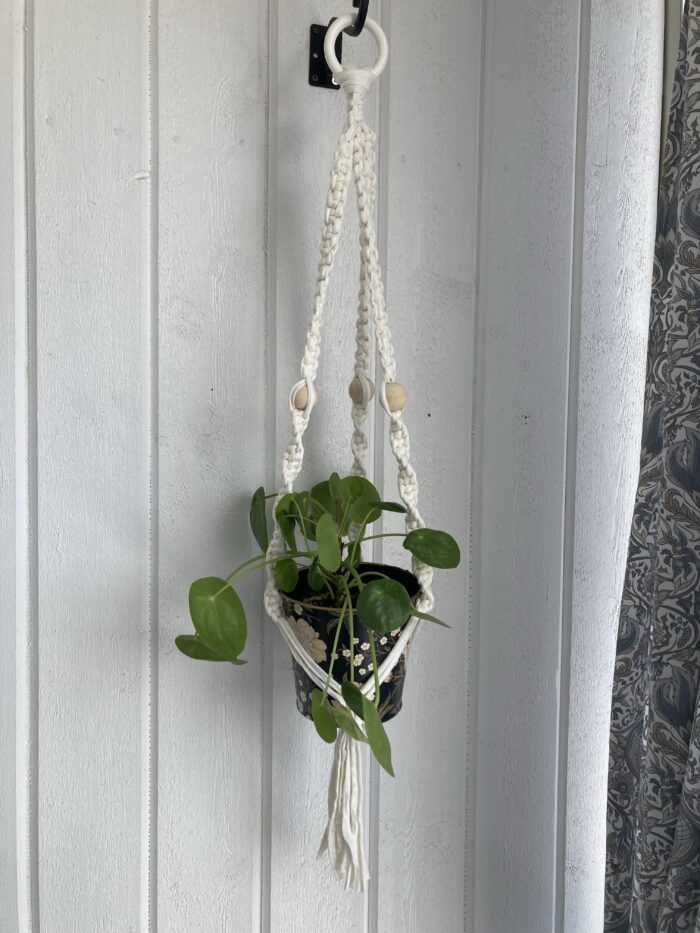 Gräddvit ampel med träpärlor - 80 cm