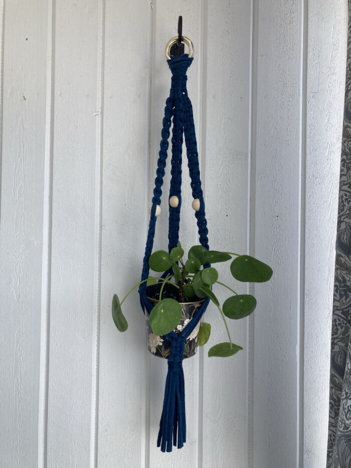 Djupblå ampel med träpärlor - 80 cm