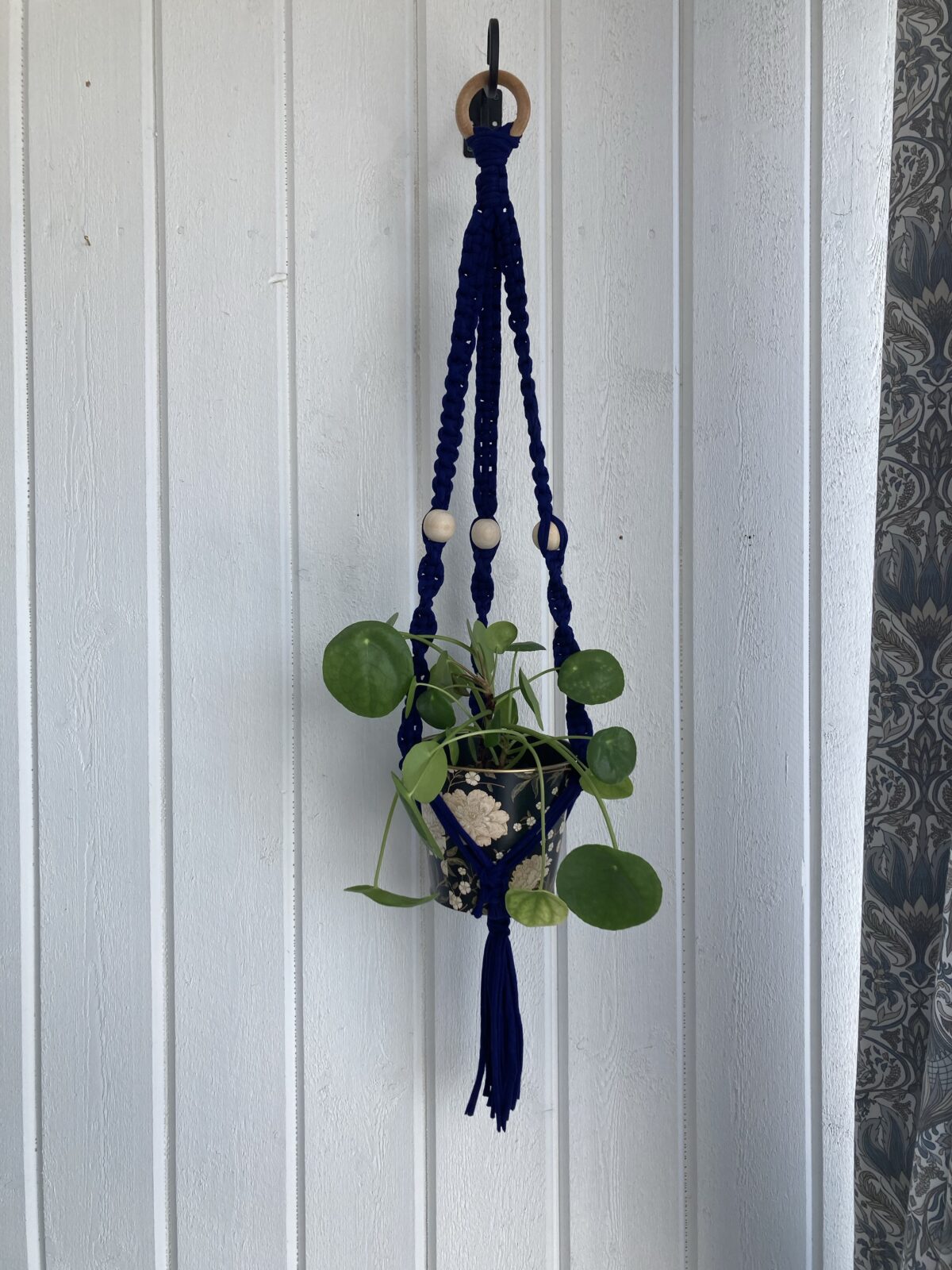 Mörkblå ampel med träpärlor - 80 cm