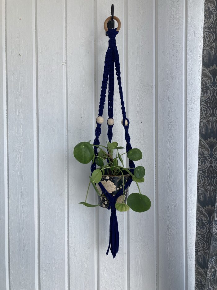 Mörkblå ampel med träpärlor - 80 cm