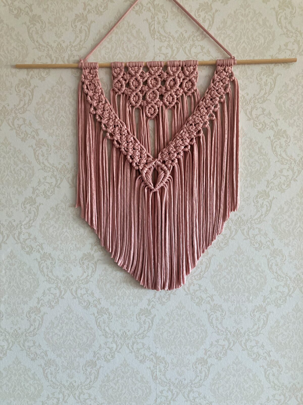 Ljust gammelrosa väggdekoration - Bild 2